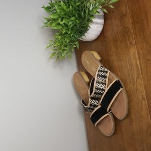 Women's Toms Sandels Size 7.5 small heel